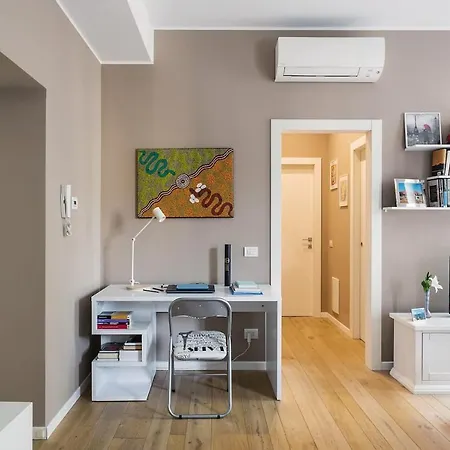 Porta Romana Modern And Cosy דירה